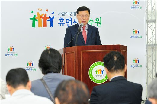 김응렬 수원상수도사업소장이 24일 수원시청 브리핑룸에서 광교정수장 고도정수처리시설 설치에 대해 설명하고 있다. 