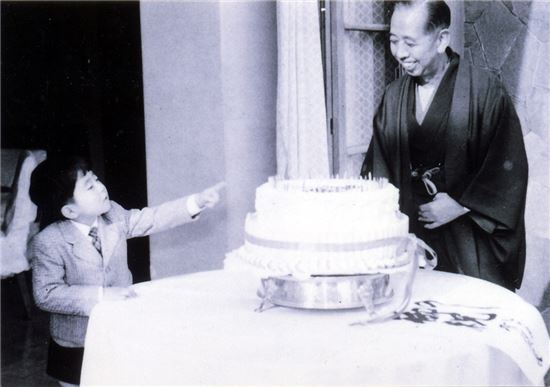 외할아버지 기시 노부스케(오른쪽)의 52세 생일을 축하하는 어린시절 아베.