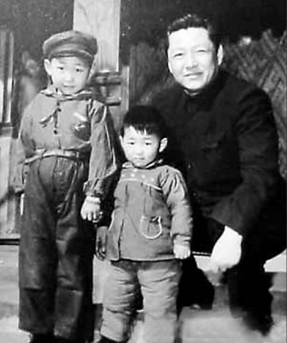 아버지 시중쉰(오른쪽)과 포즈를 취한 어린 시절의 시진핑(왼쪽)