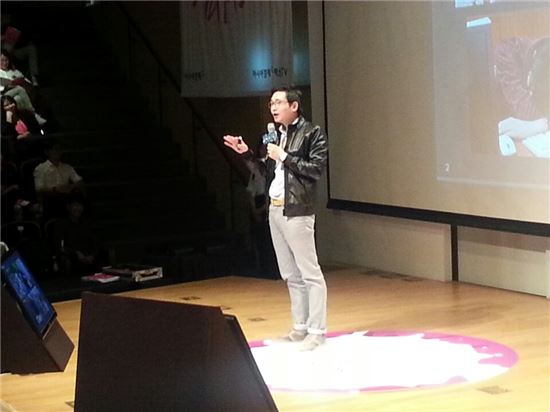 표철민 위자드웍스 대표가 24일 열린 K앱 페스티벌에서 강연하고 있다.