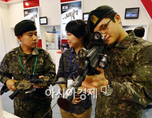 [포토]총기 만져보는 군 장병들