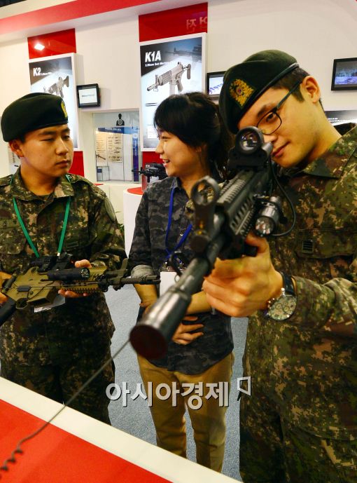 [포토]총기 살펴보는 군 장병들