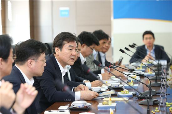 신제윤 금융위원장(왼쪽부터 세번째)이 24일 수원 광교 테크노밸리에서 열린 간담회에서 발언을 하고 있다.