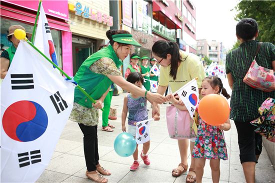 [박종일의 자치통신]박겸수 강북구청장 ‘나라 사랑 행보’ 끝 어디?