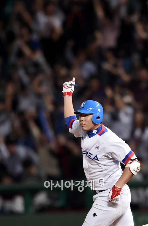 [포토]강정호,'첫 타석부터 하나 넘겼어!'