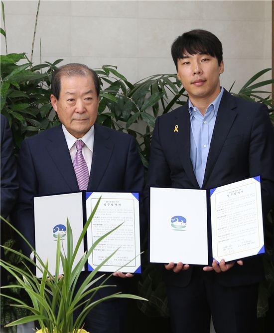 박홍섭 마포구청장(왼쪽),  김정현 프리쉐어링 대표