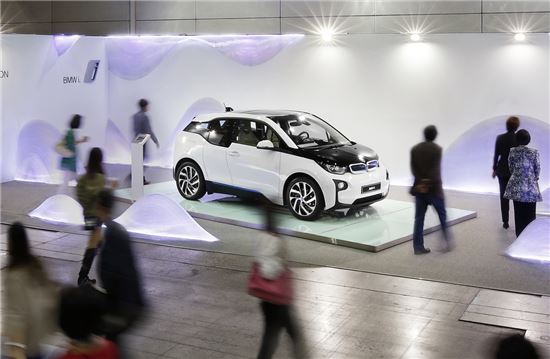 한국국제아트페어에 전시된 BMW 전기차 i3 콜라보레이션 작품
