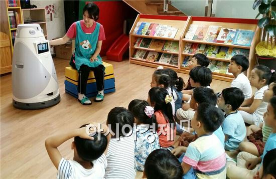자녀 안심·안전에이전트 로봇과 함께 공부하고 있는 광주시 광산구 도산동 남성대어린집 어린이들.