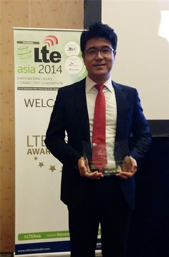 24일(현지시간) 박진효 SK텔레콤 네트워크 기술원장이 ‘LTE 아시아 컨퍼런스’에서 ‘LTE 어워즈 2014’를 수상한 후 상패를 들고 있다. 