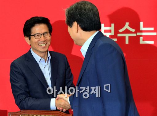 [포토]밝은 미소 보이며 인사하는 김문수 보수혁신위원장