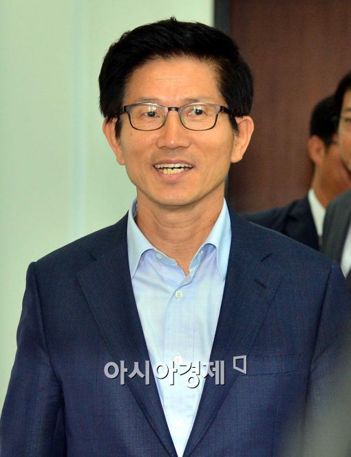 [포토]입장하는 김문수 전 경기도지사, '이젠 보수혁신위원장입니다'