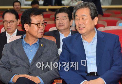 [포토]원혜영 의원과 대화는 김무성 새누리당 대표