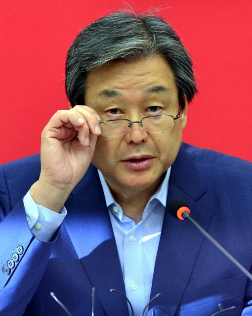 [포토]안경 고쳐쓰는 김무성 새누리당 대표