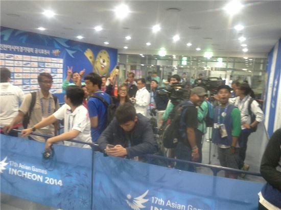 인도네시아와 태국의 인천아시안게임 남자 축구 E조 경기를 취재하는 기자들
