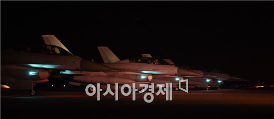 25일 '레드플래그 알래스카 훈련'에 참가하는 공군 KF-16 전투기 6대가 출발하기 위해 활주로에 진입하고 있다. <사진제공=공군>
