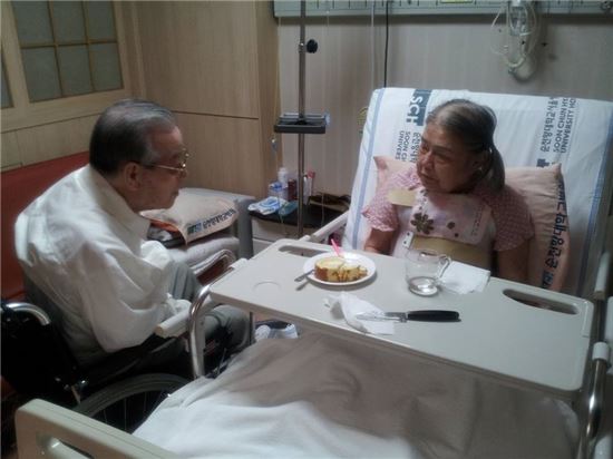 김종필 전 총리, 휠체어 탄 채 병상의 부인 극진히 돌봐