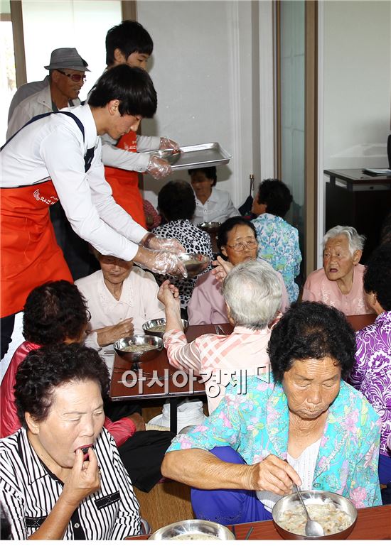 함평군 학다리중학교(교장 문종기) 학생들이 25일 학교면노인복지회관에서 노인들에게 직접 키운 닭으로 맛있는 점심을 대접했다.
