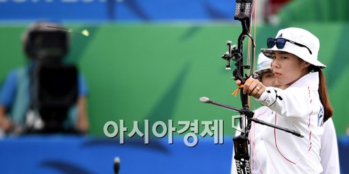 [포토]10점을 향해 날아가는 김윤희