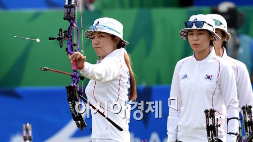 [포토]여자 컴파운드 단체전 출전한 석지현