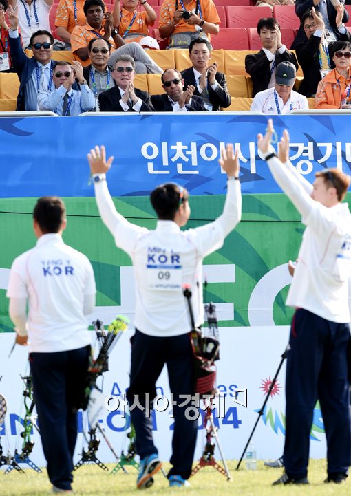 [포토]남자 양궁 대표팀을 향해 박수 보내는 정의선 부회장