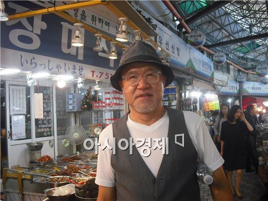 25일 '제주 아라리오 뮤지엄' 인근 동문재래시장을 찾은 김창일 회장. 