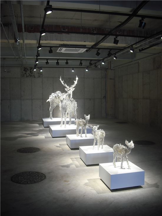 일본 작가 코헤이 나와의 작품 '사슴 가족'