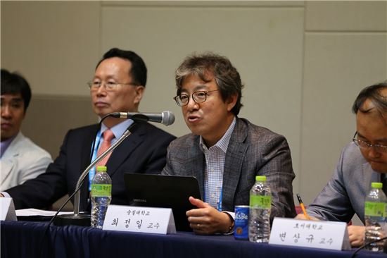 최정일 숭실대 교수가 25일 광주컨벤션센터에서 열린 유료방송 정책세미나에서 발언하고 있다.
