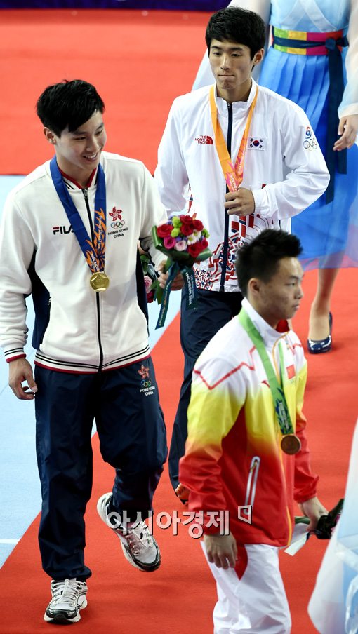 [포토]은메달 따고도 웃지 않는 양학선