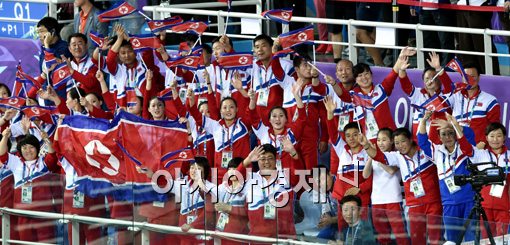[포토]열렬한 응원보내는 북한 선수단
