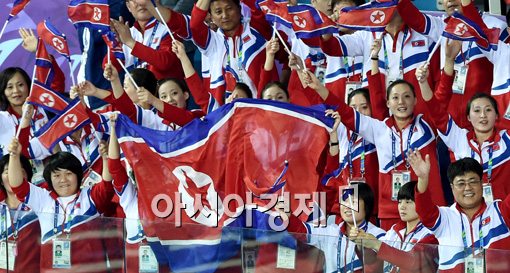 [포토]자국 선수들 응원하는 북한 선수단
