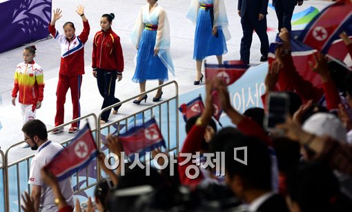 [포토]응원단 향해 손흔드는 북한 김은향