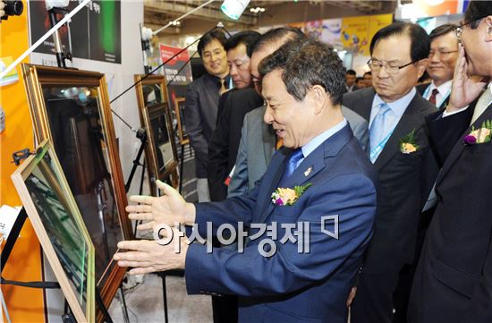 윤장현 광주광역시장은 25일 오후 김대중컨벤션센터에서 열린 2014광주ACE Fair 개막식 참석해  전시장을 둘러보고있다.
