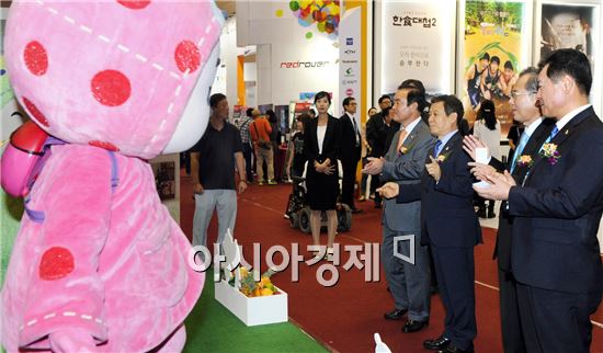 [포토] 2014광주ACE Fair 전시장 둘러보는 윤장현 광주시장