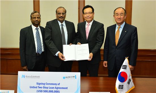 ▲한국수출입은행과 인도 SBI(State Bank of India)가 25일 오후 수은 여의도 본점에서 5억달러 규모의 투스텝복합금융 신용공여한도 계약을 체결했다. 사진 왼쪽부터 라지니쉬 쿠마르 SBI 자본시장 담당 사장, 벵캇 나제스와 SBI 아시아담당 부행장, 설영환 수은 선임부행장, 이덕훈 수은 행장. 

