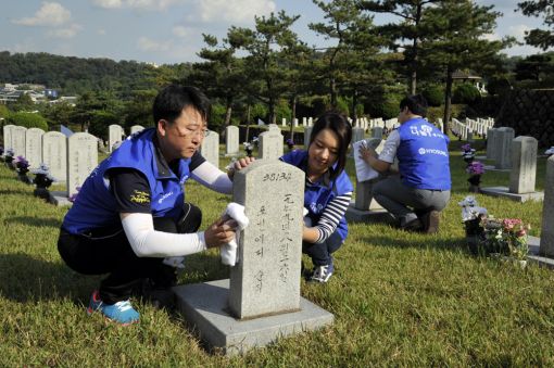 효성 임직원들이 ‘국군의 날’을 앞두고 25일 국립서울현충원을 방문해 묘역 정화활동을 하고 있다.
