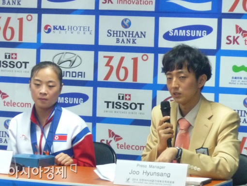 2014 인천아시안게임 여자 평균대 종목에서 우승한 북한의 김은향(왼쪽)과 통역을 담당한 주현상 씨