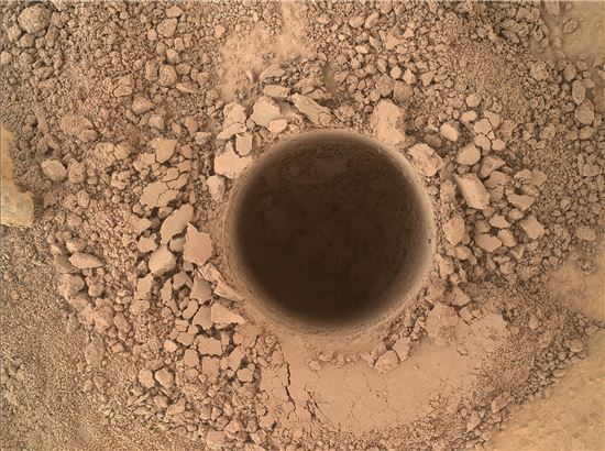 ▲큐리오시티가 화성 표면에 구멍을 뚫었다.[사진제공=NASA]