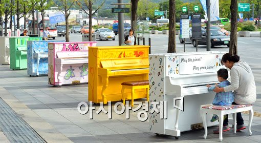 [포토]광화문에 나타난 알록달록 피아노 
