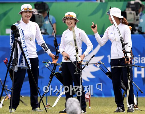 [포토]미소짓는 여자 리커브 대표팀,'이대로 가면 승리야'