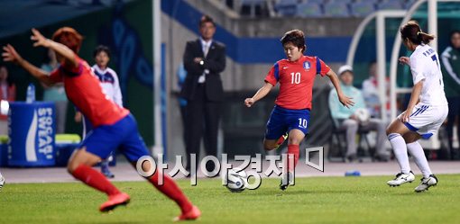 [포토]지소연,'내 패스를 잘 받아줘'