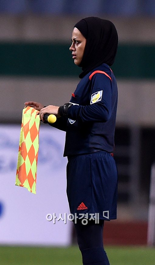 [포토]히잡쓴 아시안게임 축구 부심