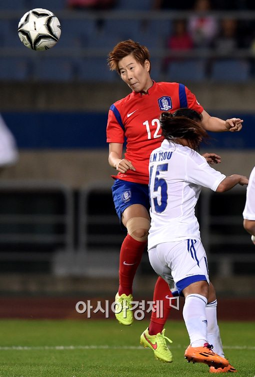 [포토]선제골 어시스트하는 유아영