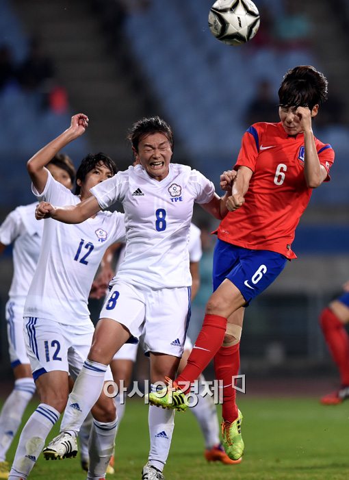 [포토]문전 헤딩슛 시도하는 임선주