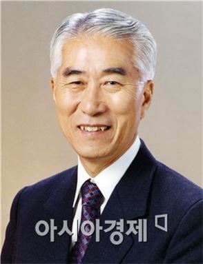 윤형두 수필가