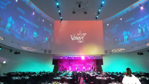 세빛섬 컨벤션홀은 돔 형태의 천정에 파노라마 영상을 재생할 수 있는 최첨단 설비를 갖추고 있다.