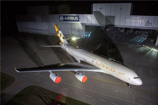 에티하드, 새로운 상징색 도입 항공기 선보여