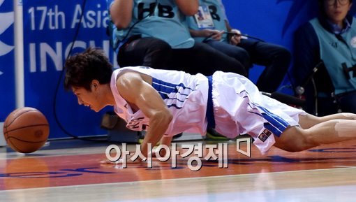 [포토]몸 날린 김태술,'마음같지 않은 야속한 공'