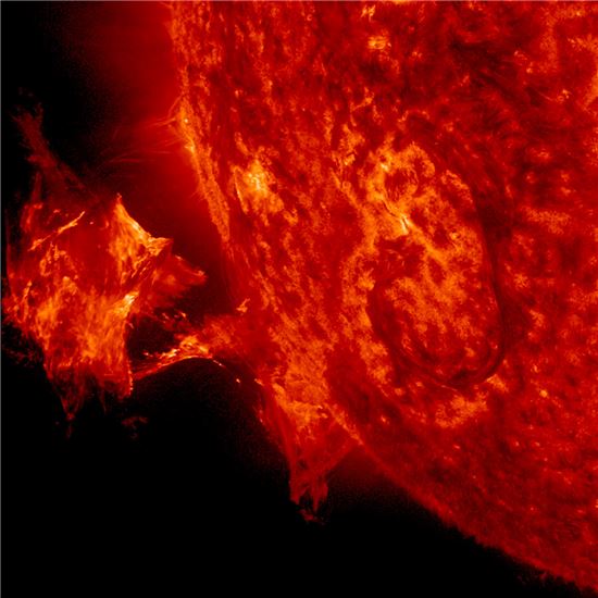 ▲플라즈마가 태양 표면에서 뿜어져 나오고 있다.[사진제공=NASA]