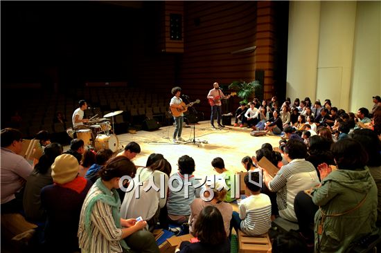 9월 ‘문화가 있는 날’ 특별공연 ‘광산 하우스콘서트 시리즈 Ⅱ- 우주히피’가 지난 24일 광주 광산구 광산문화예술회관에서 열렸다.
‘우주히피’는 홍대입구 클럽가에서도 편안한 선율, 잔잔한 가사로 손꼽히는 3인조 어쿠스틱 인디밴드로, 관객이 무대에서 연주자와 직접 교감하는 ‘광산 하우스콘서트’ 형식과 잘 어우러져 좋은 반응을 얻었다.