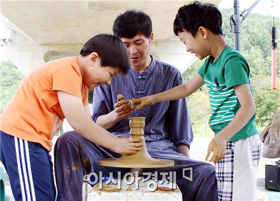 [포토]광주 북구 문화동 시화마을, 초등생 대상 도예 프로그램 운영